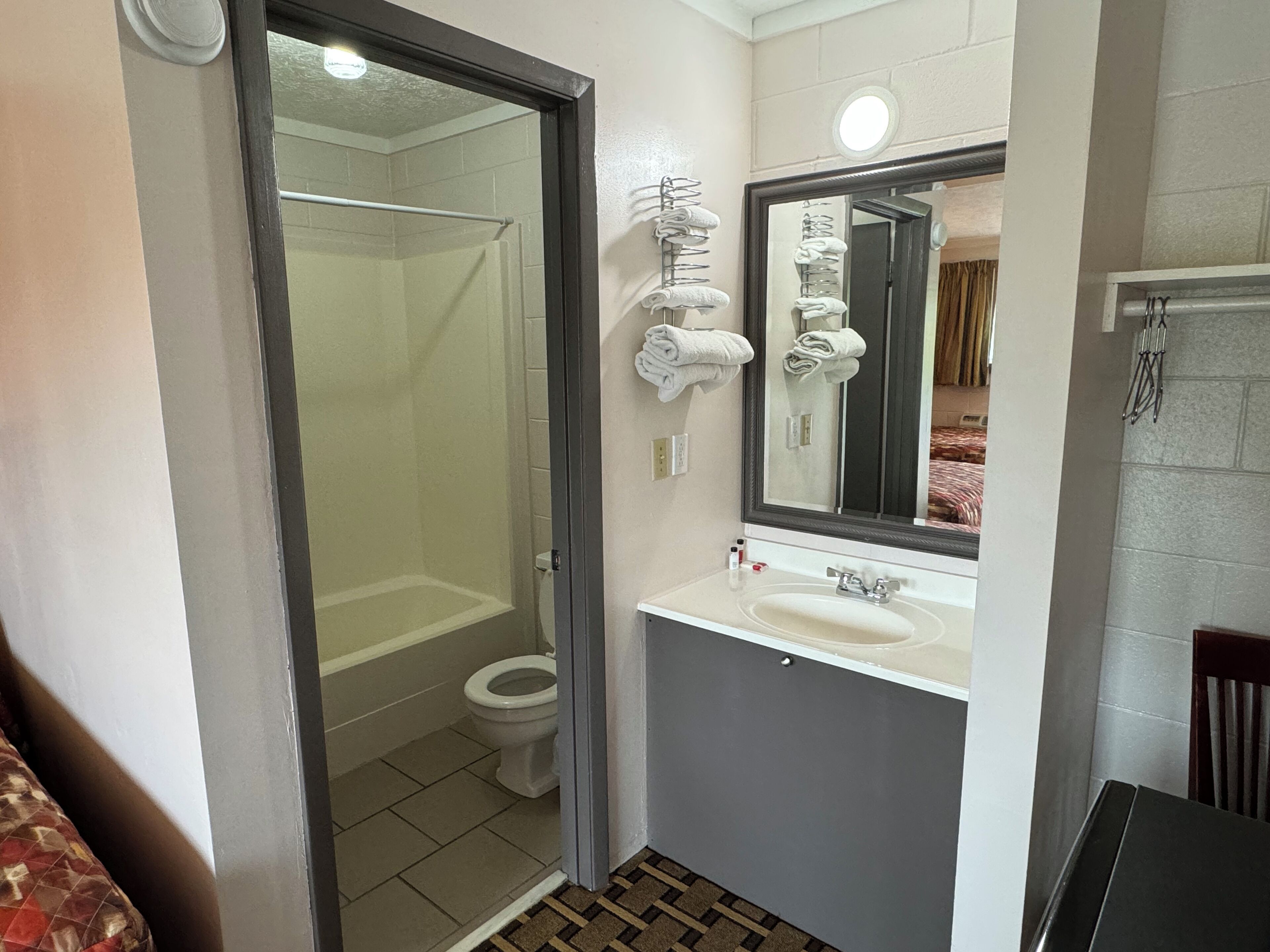 Habitació estàndard, 2 llits dobles | Bany | Combinació de dutxa i banyera i tovalloles 