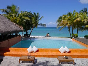Piscine extérieure, parasols, chaises longues