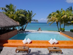 Piscine extérieure, parasols, chaises longues
