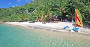 Ubicación a pie de playa, cabañas de uso gratuito, tumbonas y sombrillas