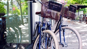 A bicycle parked in front of a building with a sign that reads "MIROHOTEL." - Hotel Miro (Bilbao)
