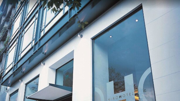 A modern hotel facade with large windows, a visible entrance, and a sign reading "MIROHOTEL". - Hotel Miro (Bilbao)