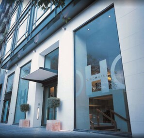 A modern hotel facade with large windows, a visible entrance, and a sign reading "MIROHOTEL". - Hotel Miro (Bilbao)