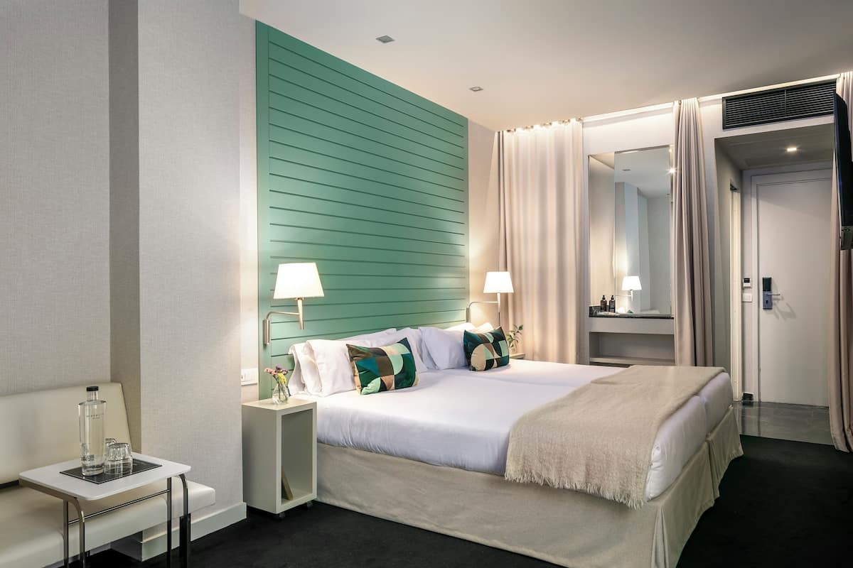 1 bedroom, Egyptian cotton sheets, down comforters, memory foam beds