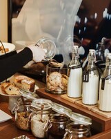 Un'ampia scelta di cibi e condimenti in un buffet.