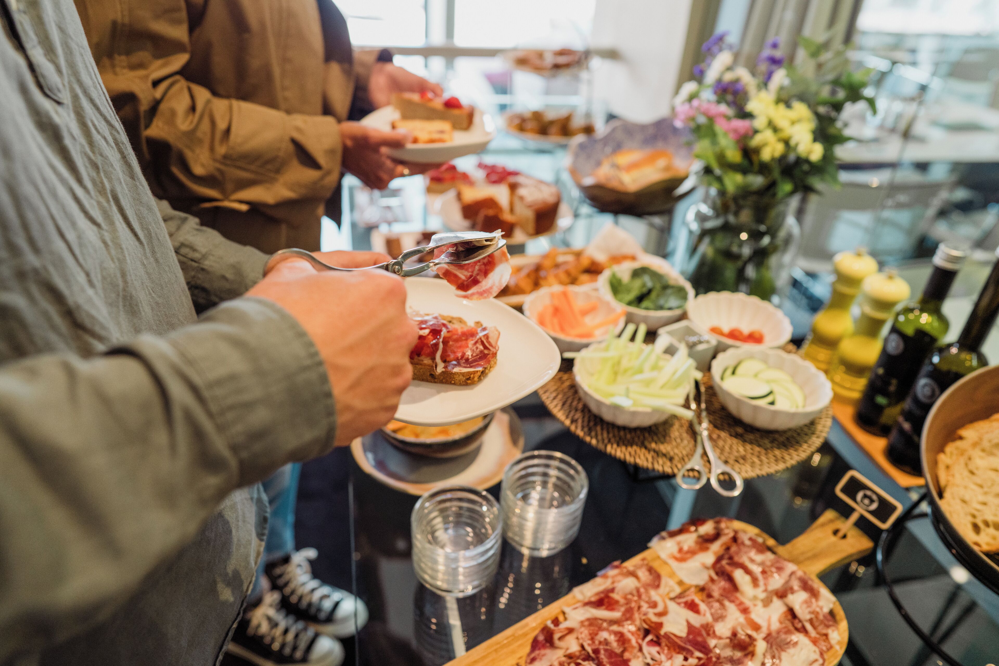 Een buffet met diverse gerechten en een pizza.
