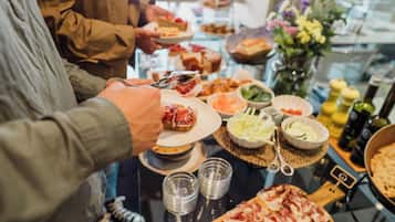 Een buffet met diverse gerechten en een pizza.
