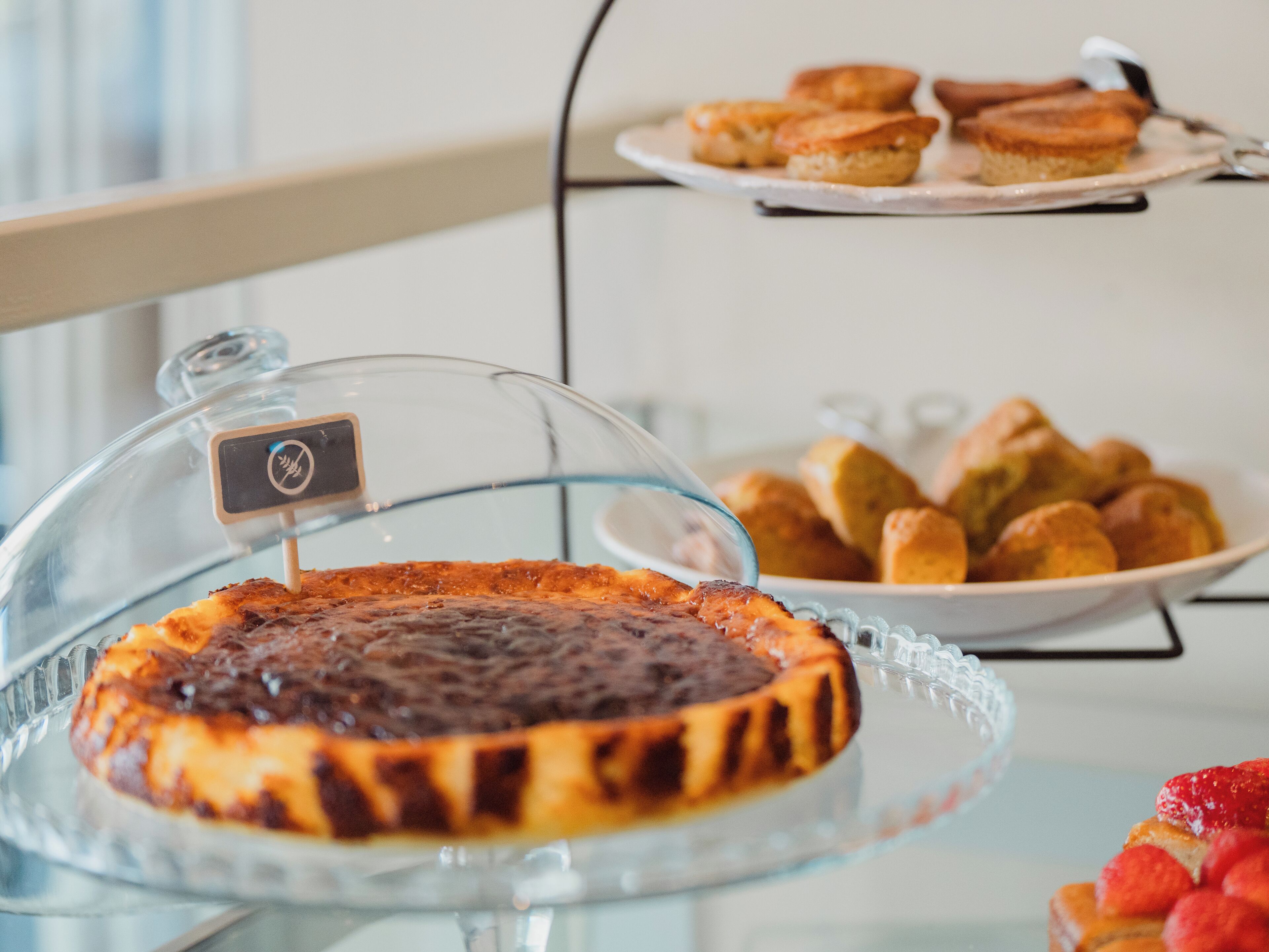 Una presentación de postres con un pastel cubierto y pastelería.