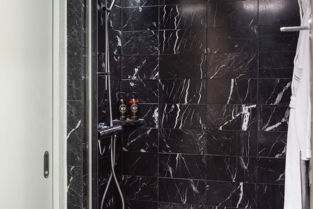 urban smart | bathroom | designer toiletries, hair dryer, slippers, towels