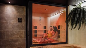 A sauna room with wooden benches and a glass partition. - Hotel Miro (Bilbao)