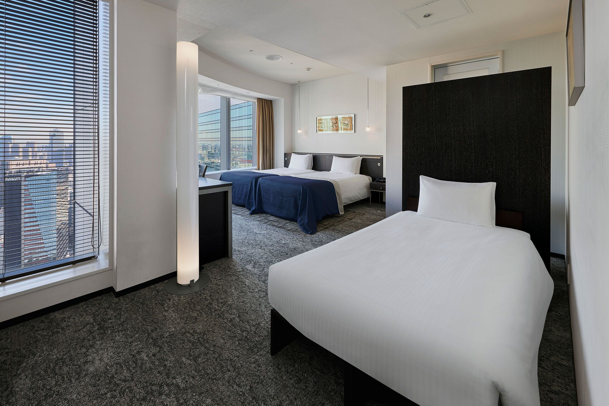 Deluxe driepersoonskamer, niet-roken (2 singles and 1 sofabed, above 25F) | Luxe beddengoed, een kluis op de kamer, een bureau, een laptopwerkplek