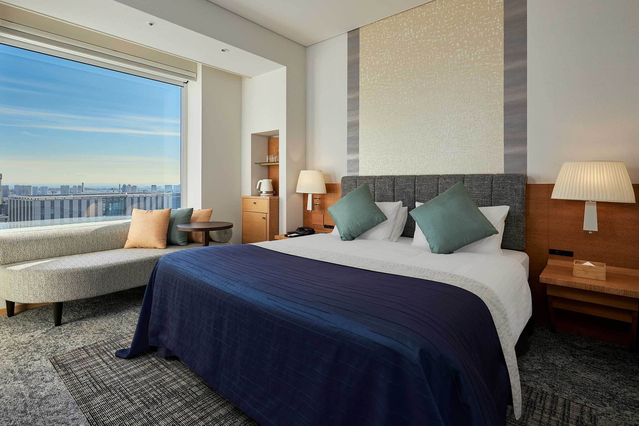 Luxe beddengoed, een kluis op de kamer, een bureau, een laptopwerkplek