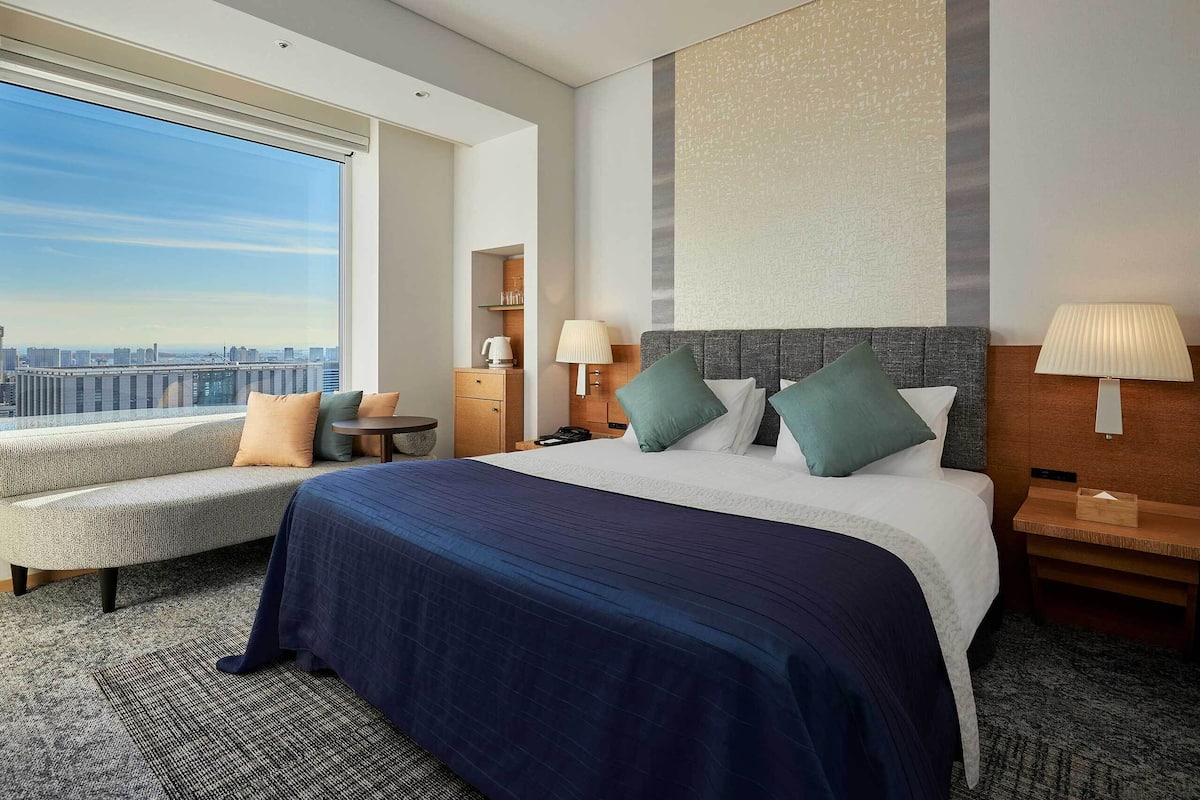 Premium bedding, in-room safe, desk, laptop workspace