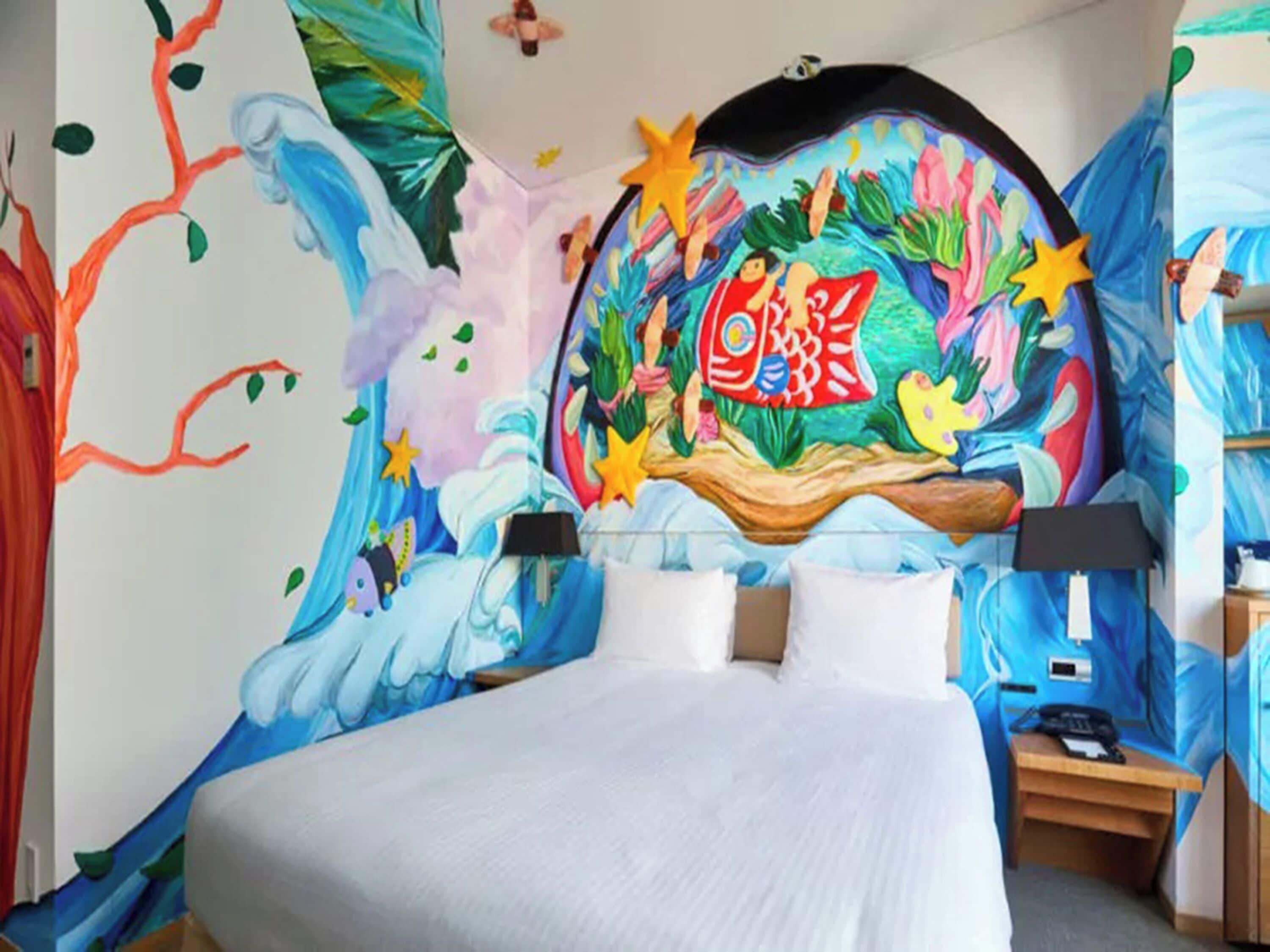 Artist Room Queen - Request of artist subject to availability, Non Smoking, 31 or 34F