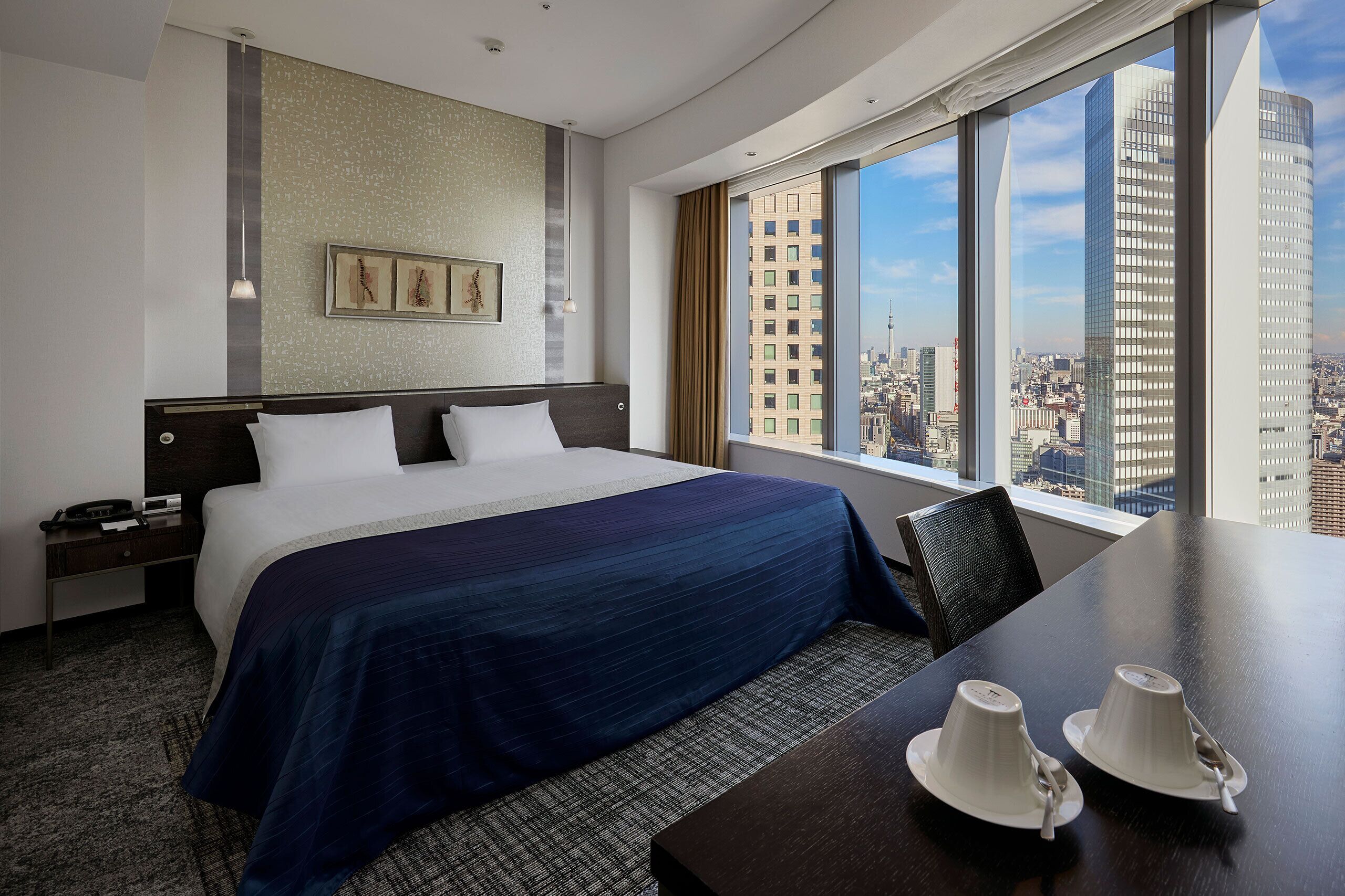 Deluxe kamer, 1 kingsize bed, niet-roken (above 26F) | Luxe beddengoed, een kluis op de kamer, een bureau, een laptopwerkplek