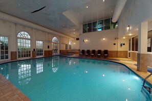 Indoor pool, sun loungers