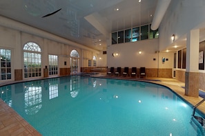 Indoor pool, sun loungers