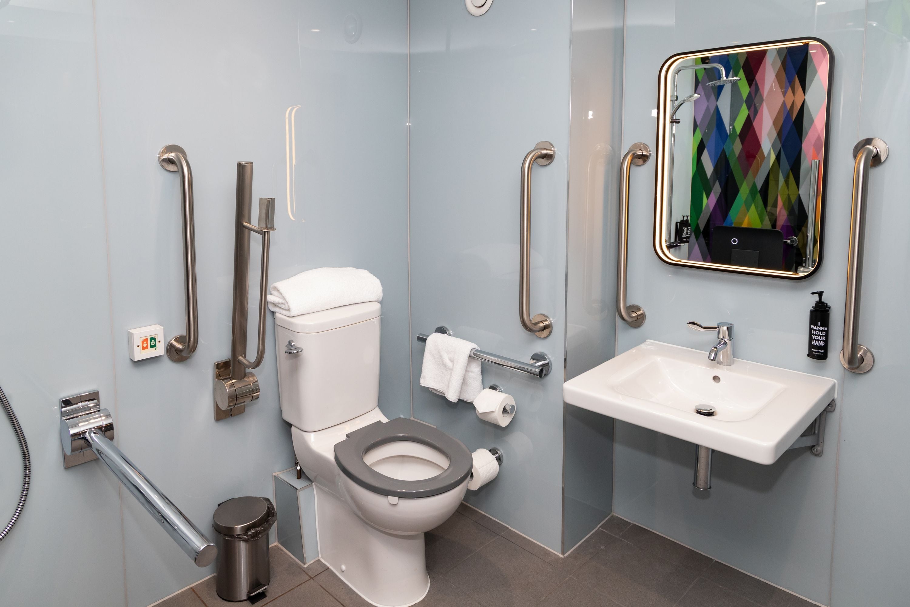Un bagno moderno con servizi igienici, bidet, asciugamani ad aria e lavandino.