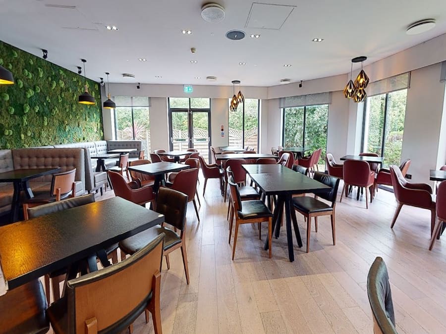 Breakfast, lunch, dinner served; international cuisine