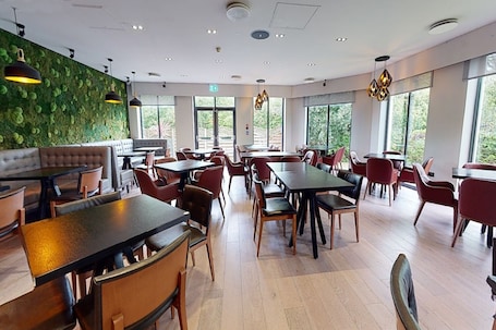 Se sirven desayunos, almuerzos y cenas; cocina internacional. Village Hotel St David's, Nr Chester