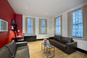 ミニバー、セーフティボックス (室内)、アイロン / アイロン台、ベビーベッド (無料)