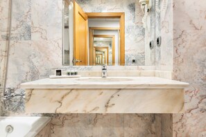 Quadruple Room | Bathroom | Bathtub, eco-friendly toiletries, hair dryer, towels - Exe Area Central (Santiago de Compostela)