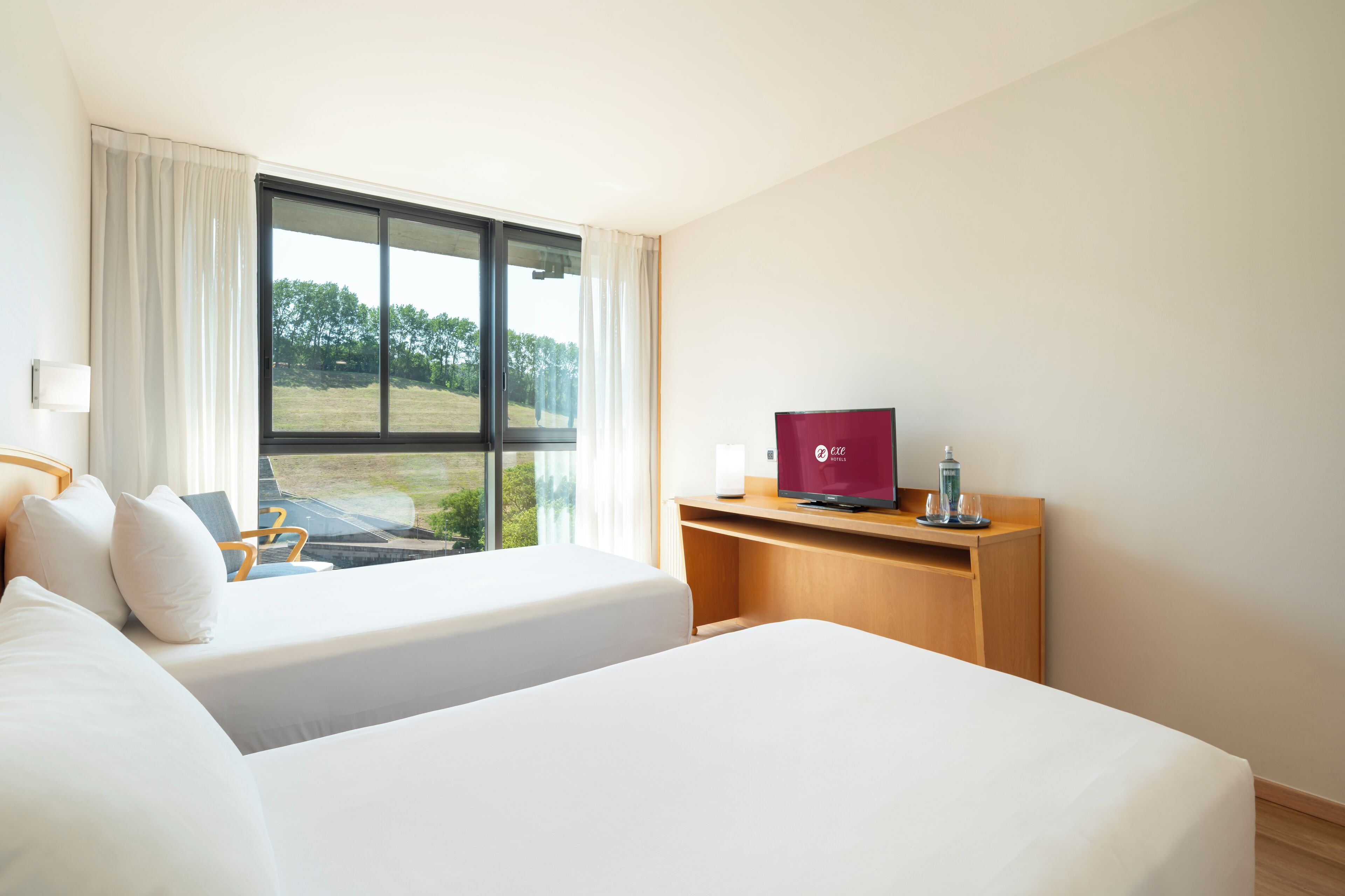 double room | 1 bedroom, minibar, desk, blackout curtains