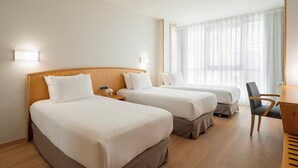 三人房 | 迷你吧、書桌、遮光布/窗簾、免費無線上網