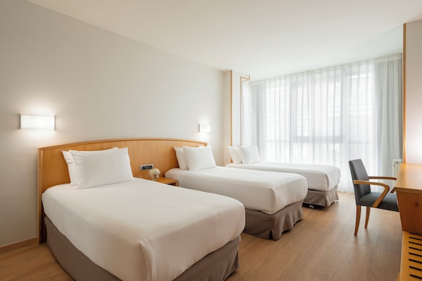 Dreibettzimmer | Minibar, Schreibtisch, Verdunkelungsvorhänge, kostenloses WLAN