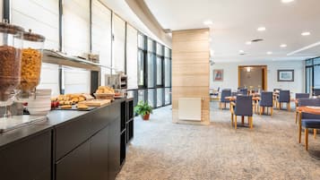 Se ofrece un desayuno bufé todos los días (10 EUR por persona)