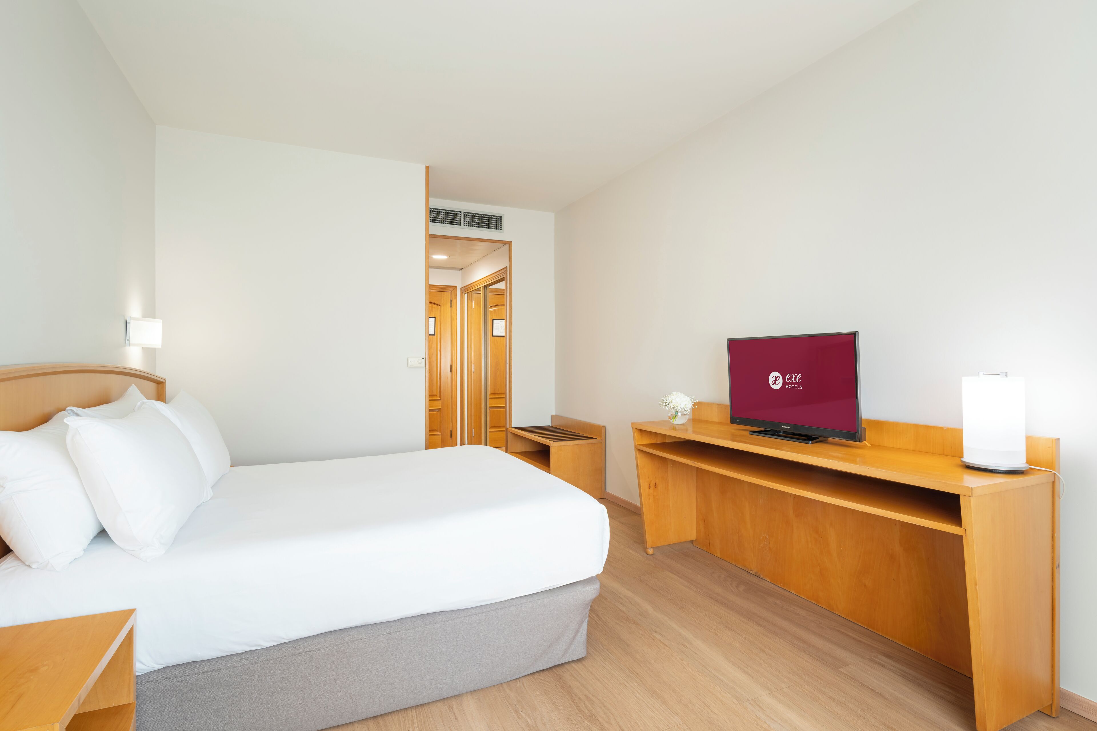 double room | 1 bedroom, minibar, desk, blackout curtains