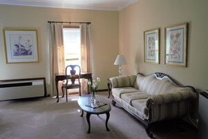 Escritorio, tabla de planchar con plancha y cunas gratuitas