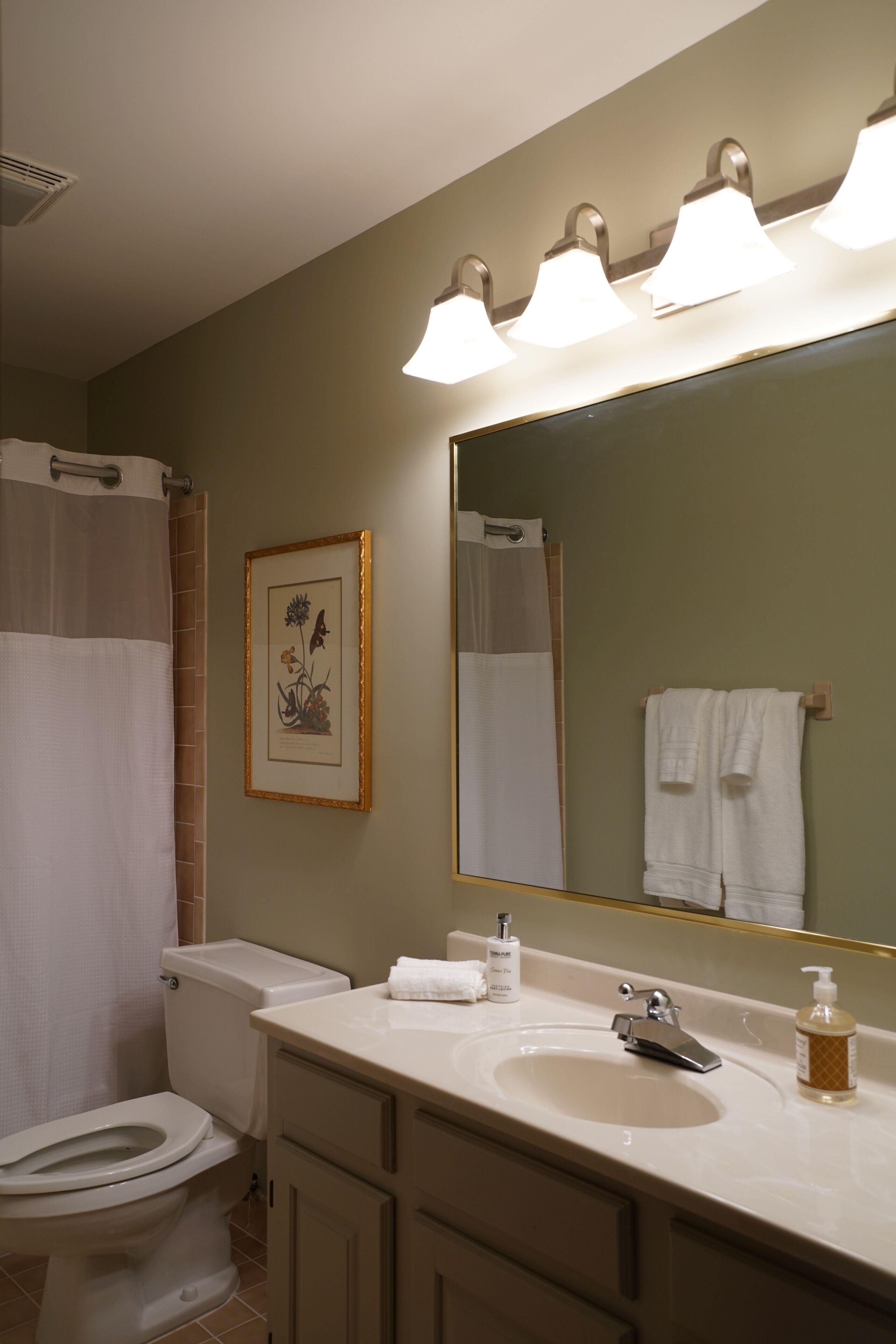 deluxe room, 1 queen bed | bathroom | free toiletries, hair dryer, towels