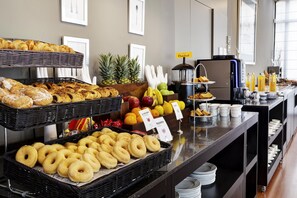 Café da manhã com buffet todos os dias (EUR 12.50 por pessoa) 