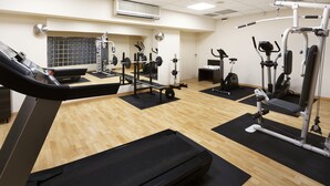 A gym with various exercise equipment, including treadmills, weight machines, and a rowing machine. - Sercotel Tudela Bardenas (Tudela)
