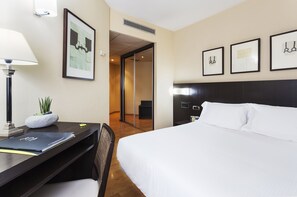 Minibar, escritorio, tabla de planchar con plancha y wifi gratis 
