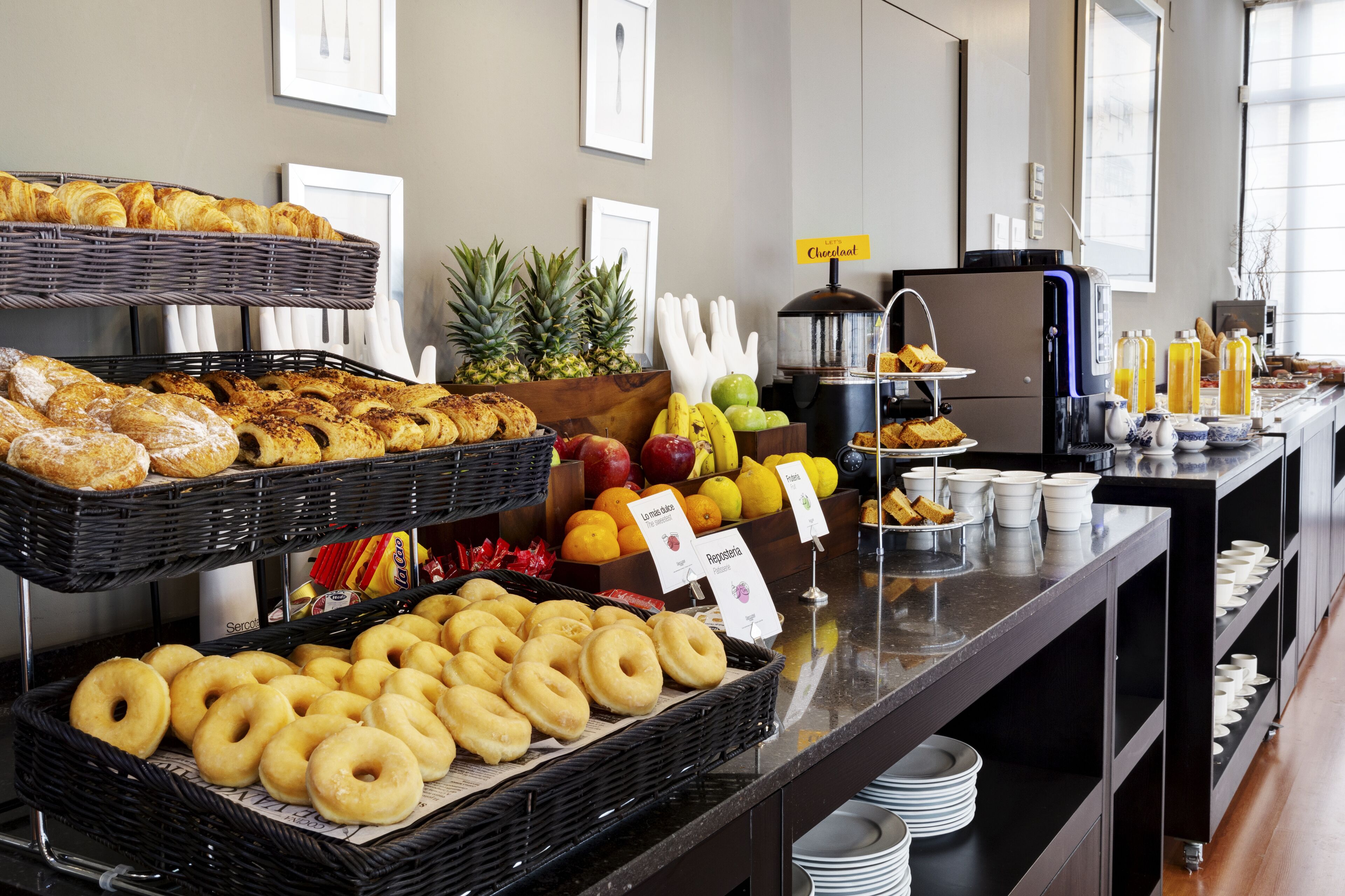 Petit déjeuner buffet (12.50 EUR par personne)