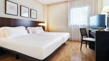 Een minibar, een bureau, een strijkplank/strijkijzer, gratis wifi