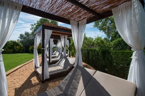 Una piscina cubierta, una piscina al aire libre