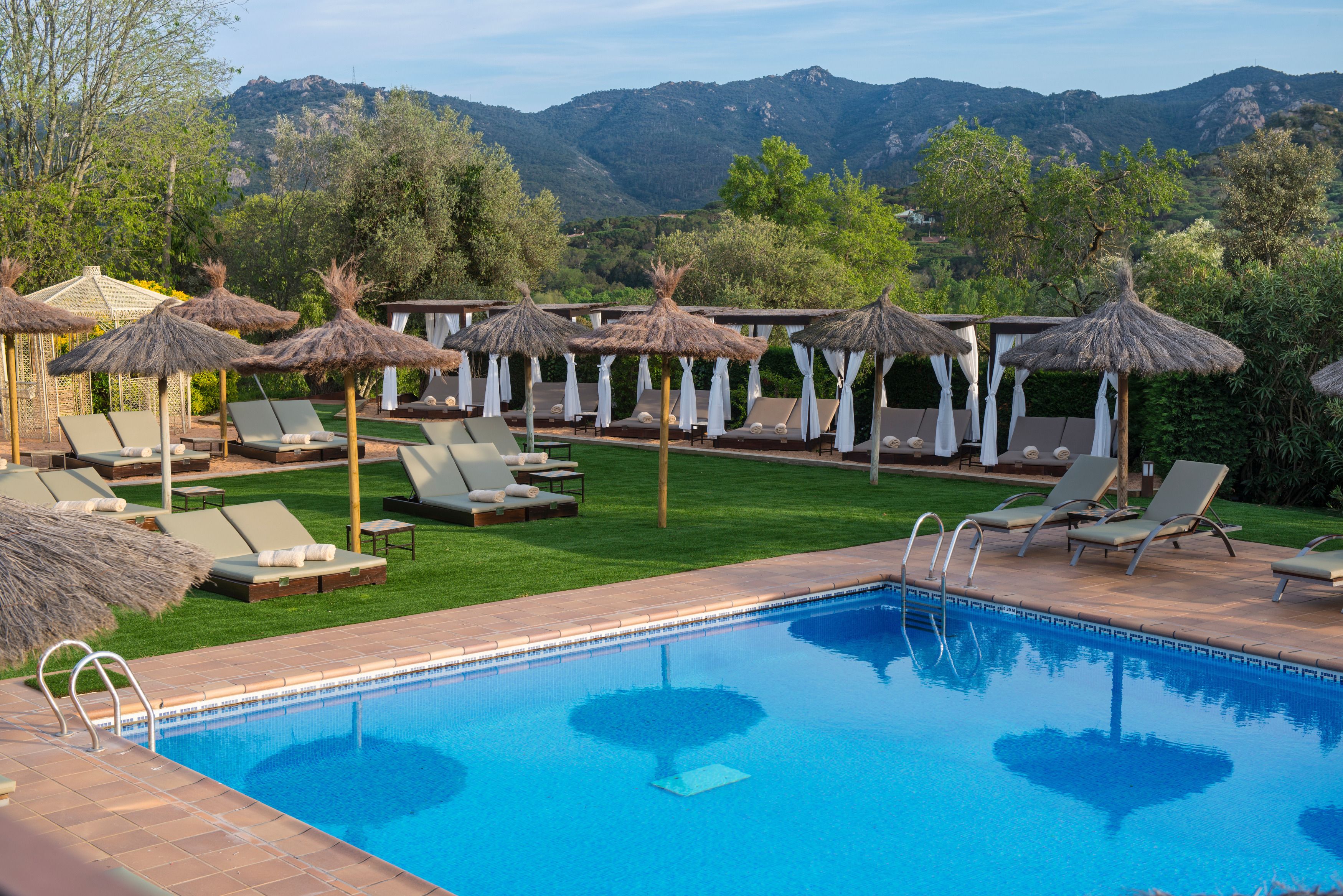 Una piscina cubierta, una piscina al aire libre