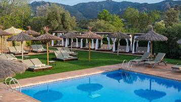Una piscina cubierta, una piscina al aire libre