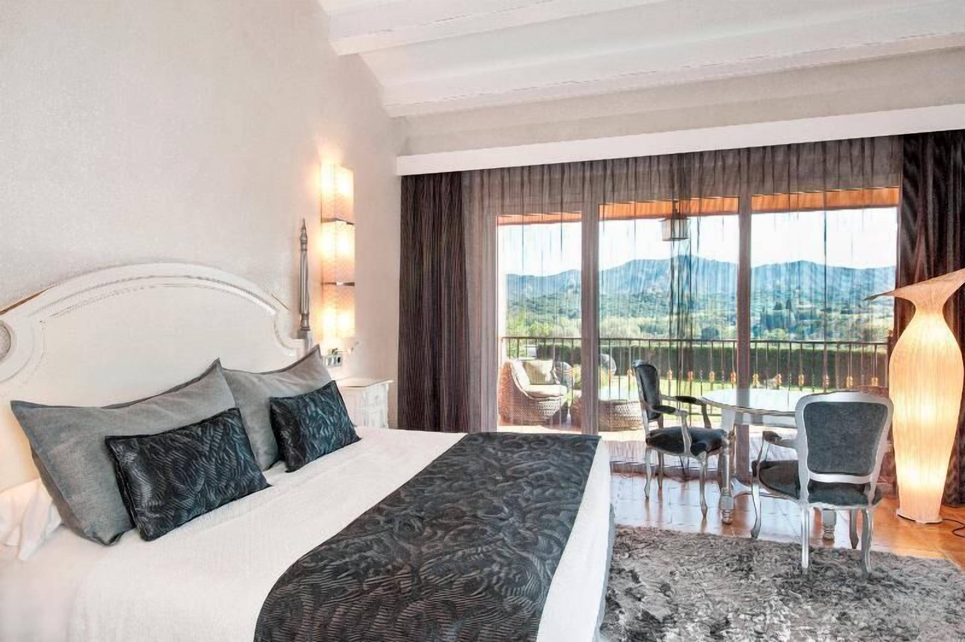 Luxe beddengoed, een minibar, een kluis op de kamer, een bureau