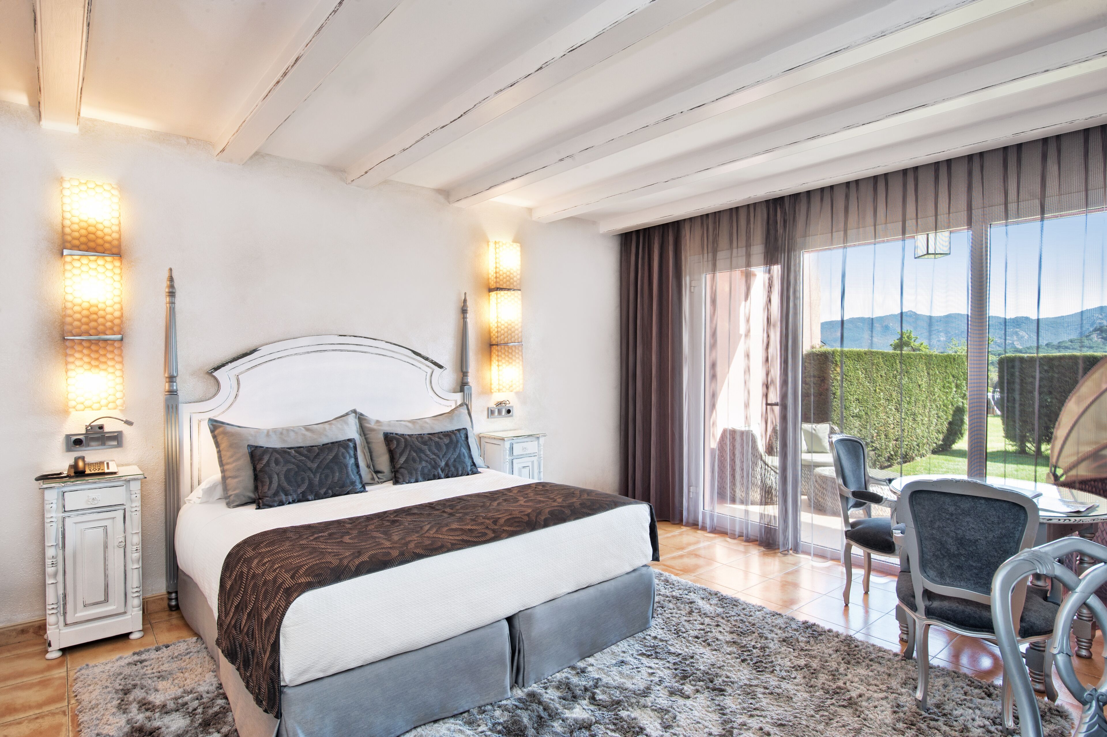 Luxe beddengoed, een minibar, een kluis op de kamer, een bureau