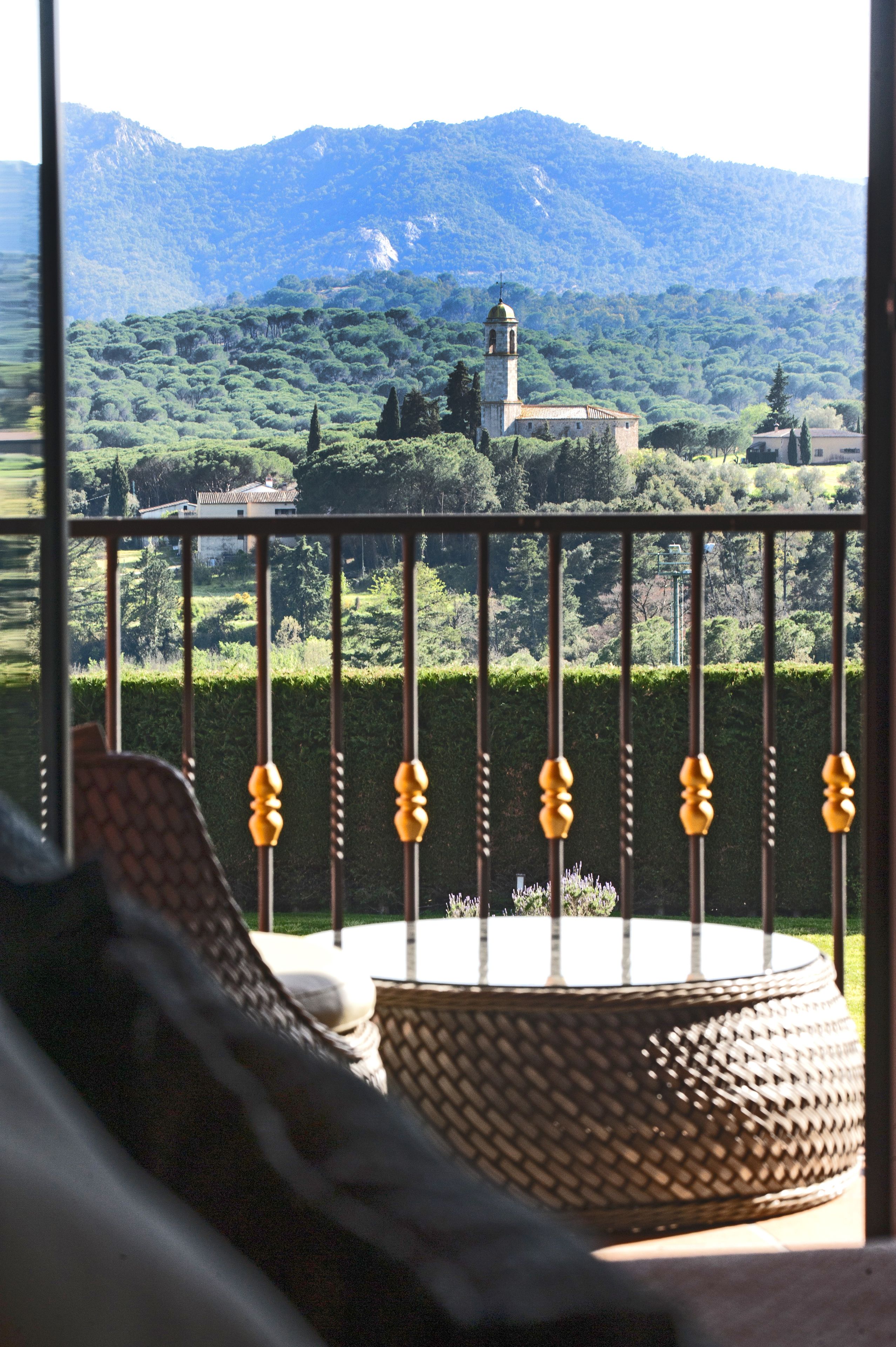 Peralatan tempat tidur premium, bar mini, peti besi dalam bilik, meja 