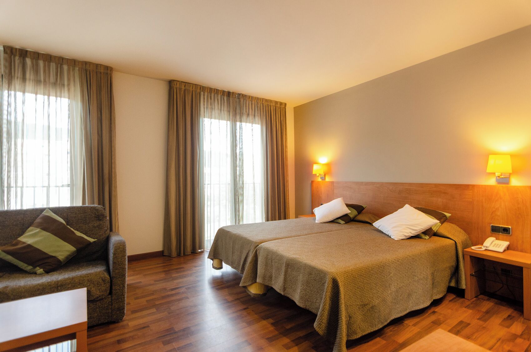 Junior suite | Een bureau, babybedden, gratis wifi, beddengoed