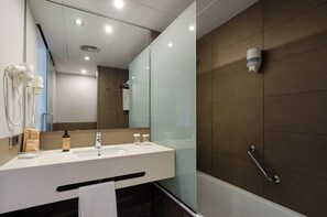 Suite junior | Baño | Bañera, artículos de higiene personal gratuitos y secador de pelo