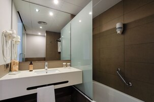 Suite junior | Baño | Bañera, artículos de higiene personal gratuitos y secador de pelo