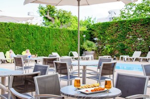 Outdoor pool, sun loungers