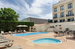 Piscine extérieure, chaises longues