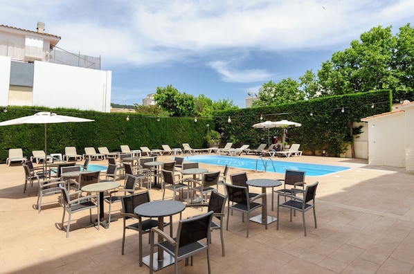 Outdoor pool, pool loungers